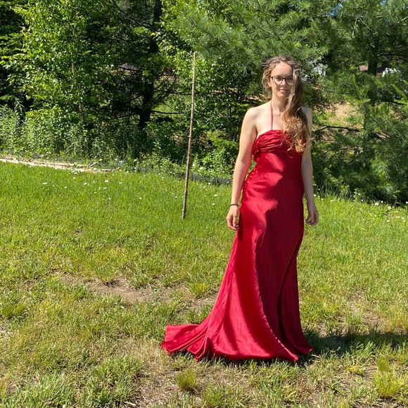 Robe en satin avec traine - Picture 2 of 3